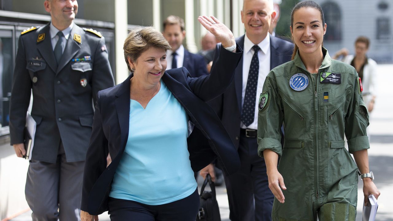 La conseillère fédérale Viola Amherd, la pilote militaire Fanny Chollet et le chef de l’armée Thomas Süssli à Berne, 26 juin 2020. [Peter Klaunzer - KEYSTONE]