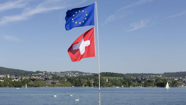 Un drapeau suisse et un drapeau européen à Zurich. [Gaetan Bally - Keystone]