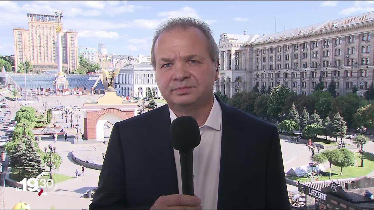 Claude Wild, ambassadeur de Suisse à Kiev: " Dans la capitale, c'est une atmosphère de quasi normalité dans un pays en guerre." [RTS]