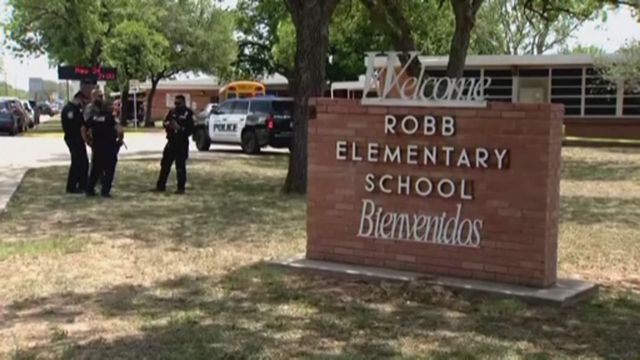 Le déploiement policier après une fusillade meurtrière dans une école au Texas [RTS]