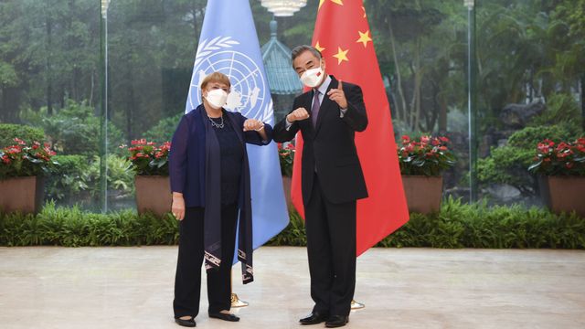 Michelle Bachelet avec le chef de la diplomatie chinoise à Guangzhou, 23.04.2022. [Deng Hua - Xinhua/AP/Keystone]