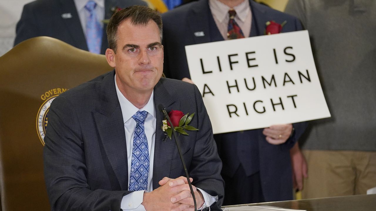 Le gouverneur de l'Oklahoma Kevin Stitt promulgue l'interdiction de l'avortement dès la fécondation. [Sue Ogrocki - Keystone]