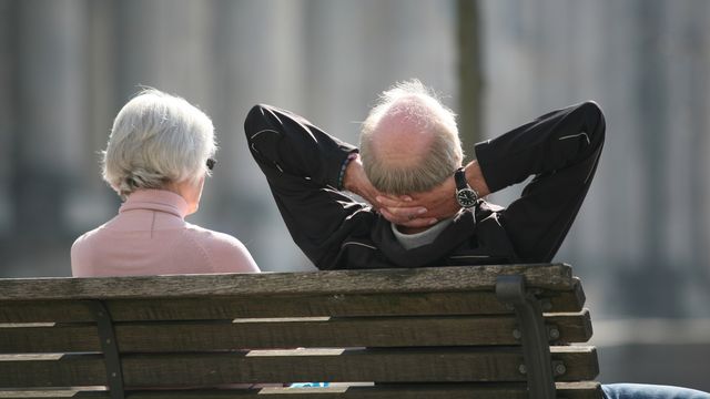 Deux retraités sur un banc (image d'illustration). [Stephan Scheuer - Keystone]