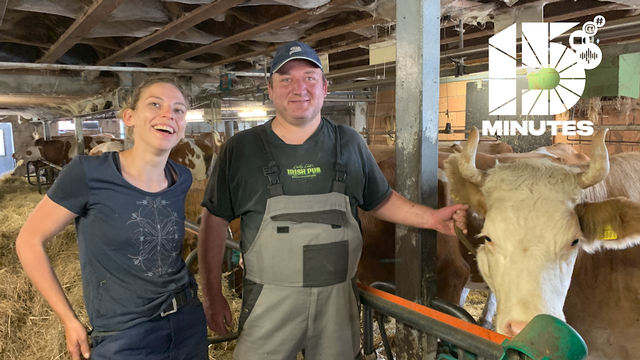 Pascal Perrin, paysan à Val d'Illiez (VS), et Sophie, une bénévole venue aider l'agriculteur. [Mathieu Henderson - RTS]