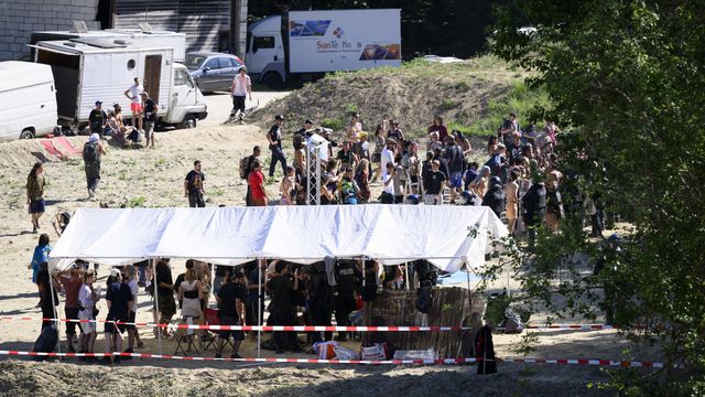 Des centaines de jeunes rassemblés pour une rave sauvage à Montagny (FR). [Jean-Christophe Bott - Keystone]