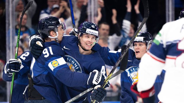 Miro Heiskanen et Juho Lammikko célèbrent le but du 1-1 inscrit par la Finlande. [Maxim Thore - Imago]