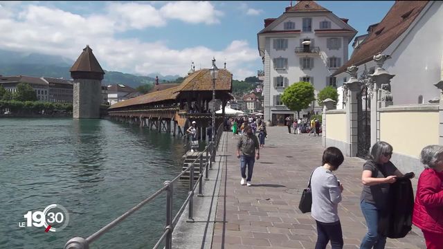 Après deux ans de pandémie, la reprise du tourisme se poursuit en Suisse. Notre reportage à Lucerne. [RTS]