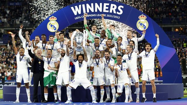 Les joueurs du Real Madrid soulèvent le 14e trophée européen du club. [Yoan Valat - Keystone]