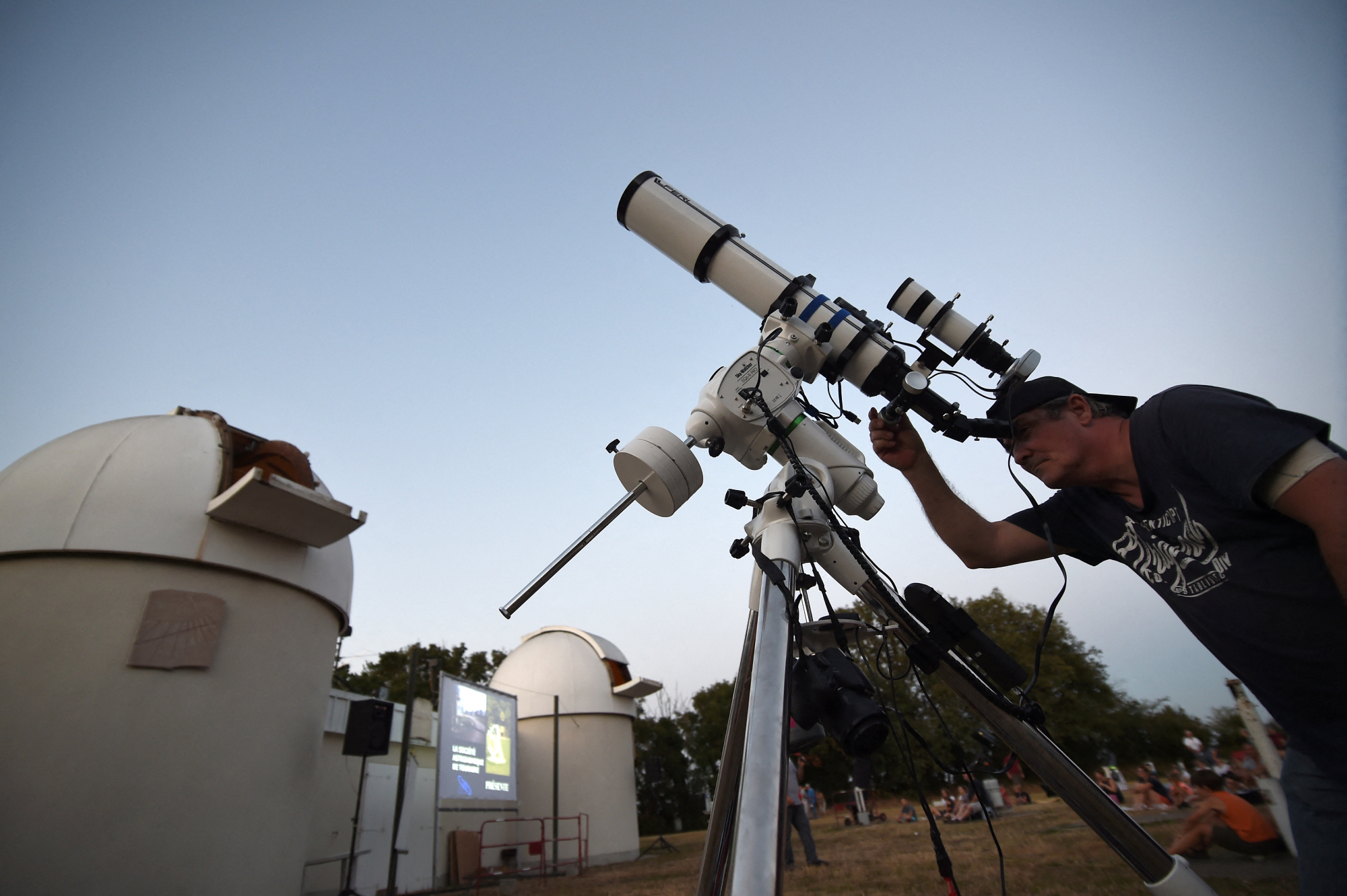 Télescope devant un observatoire.