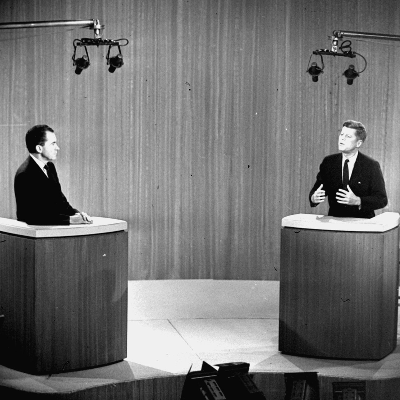 Sur cette photo du 21 octobre 1960, le sénateur John F. Kennedy (à droite) et le vice-président Richard M. Nixon débattent dans un studio new yorkais. Ces grands débats télévisés, les premiers de l'Histoire, obligent les partisans de Nixon à écouter un Kennedy confiant et bien préparé. Ils peuvent difficilement éviter la comparaison avec Nixon.