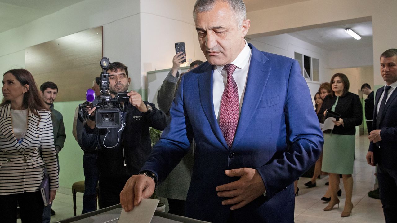 L'ancien "président" de la région d'Ossétie du Sud Anatoly Bibilov n'a pas été réélu début mai, et son successeur est revenu sur le référendum sur l'appartenance à la Russie. [Sputnik via AFP]
