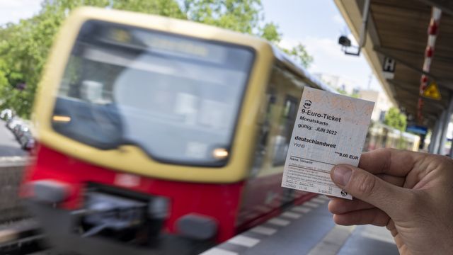 Depuis le mercredi 1er juin 2022, tous les trains régionaux et les transports municipaux sont accessibles pour 9 € par mois en Allemagne et ceci pendant 3 mois. [DPA/Monika Skolimowska - Keystone]