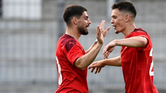 Kastriot Imeri (à gauche) félicite Fabian Rieder, unique buteur contre la Bulgarie. [Urs Lindt - Freshfocus]