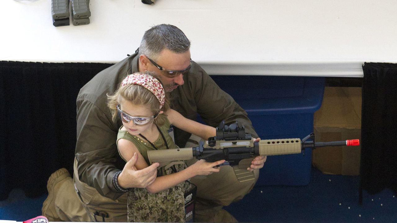 Un enfant tire sur une cible avec un pistolet Airsoft pendant les événements de la Journée de la jeunesse de la NRA, le 5 mai 2013, à Houston. [Keystone]