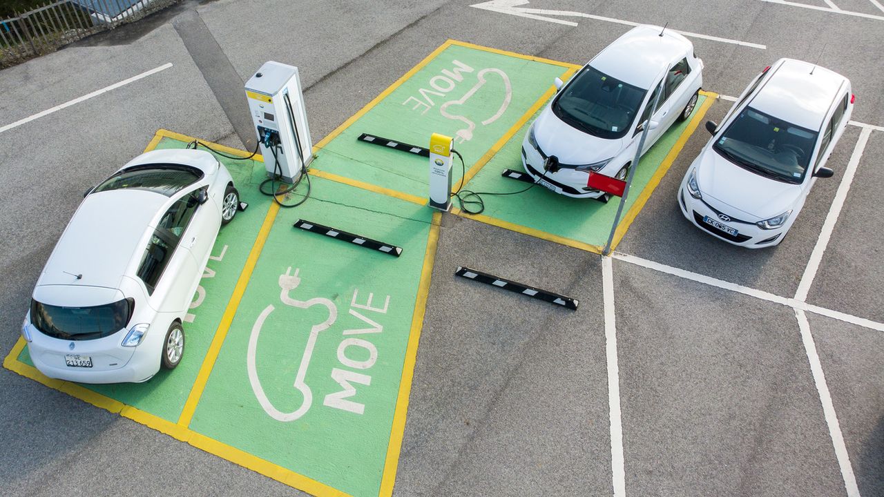 Des voitures électriques se rechargent sur les bornes de recharge rapide sur le parking P+R Bernex situé entre la route de Bernex et la route de Chancy vers le quartier de Bernex-en-Combes, ce lundi 3 mai 2021 à Bernex. [Salvatore Di Nolfi -  KEYSTONE]