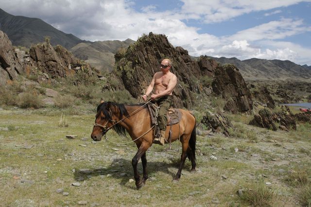 Vladimir Poutine is frequently mis en scène sur le dos d'un cheval. [AP Photo/ RIA Novosti, Alexei Drizhinin - Keystone]