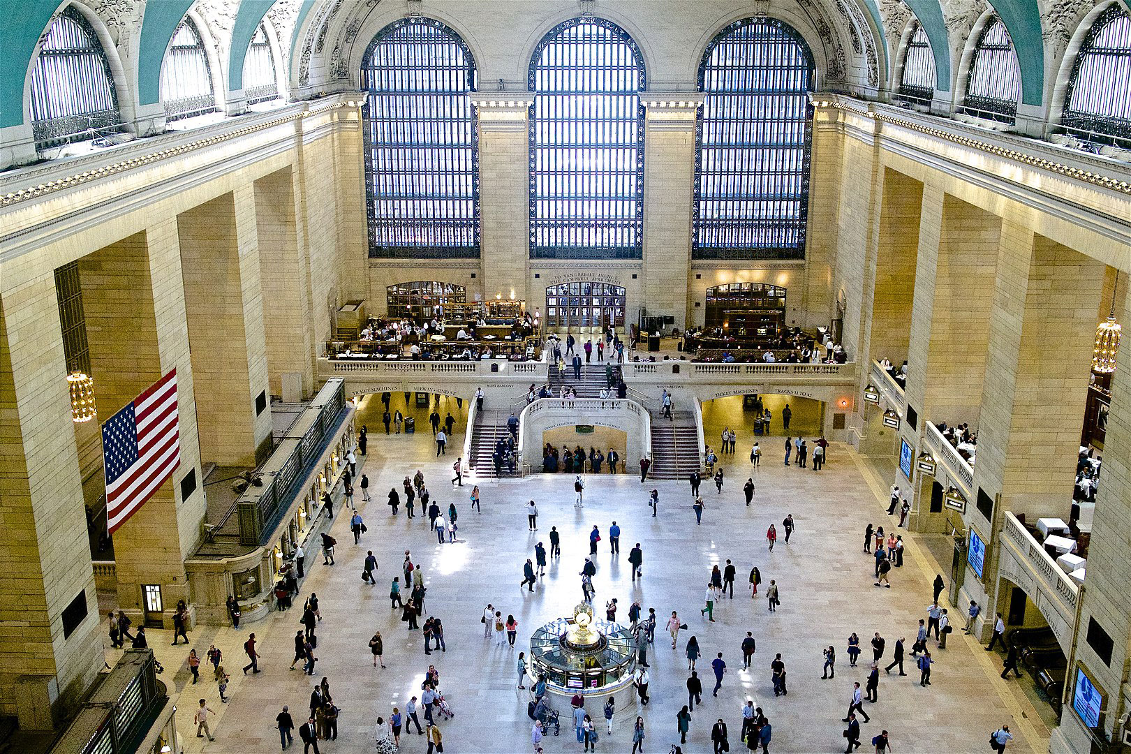 Le hall principal de Grand Central Terminal, à New York (USA). Le bâtiment, sur sept niveaux, accueille 800 trains par jour sur 63 voies et abrite 35 restaurants. Le plafond du hall principal, qui s'élève à 38 mètres, est recouvert de peintures représentant 2500 étoiles.