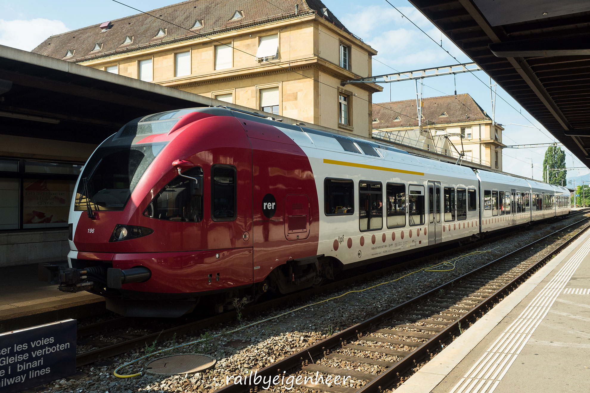 Train FLIRT, circulant couramment sur le RER fribourgeois. La mise en service du RER Fribourg | Freiburg a eu lieu la 11 décembre 2011 avec un train direct (RE) reliant Bulle, Romont et Fribourg toutes les demi-heures, et avec un prolongement jusqu’à Berne chaque heure.
