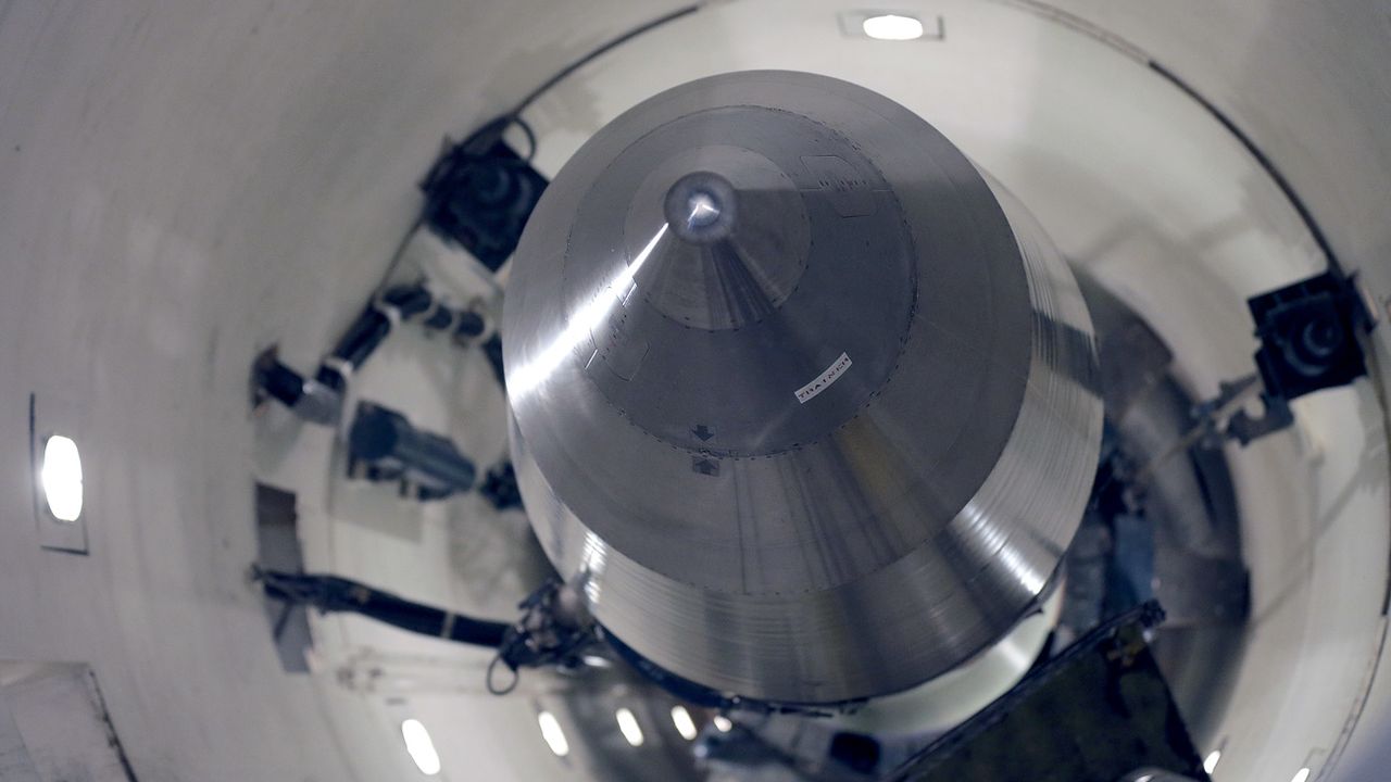Un missile dans un silo aux Etats-Unis. [Charlie Riedel - Keystone/AP Photo]