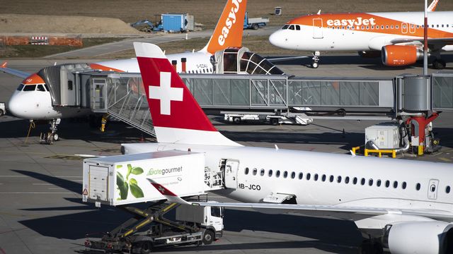 Des avions sur le tarmac de l'aéroport de Genève en 2020. [Laurent Gilliéron - Keystone]