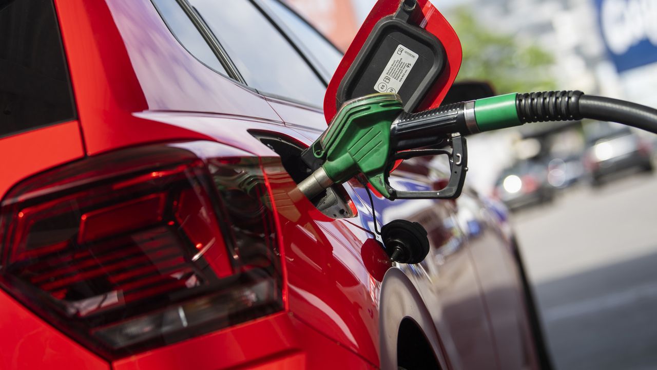 Monsieur Prix va examiner la hausse massive des prix de l'essence et du diesel. [Christophe Gateau - Keystone/DPA]