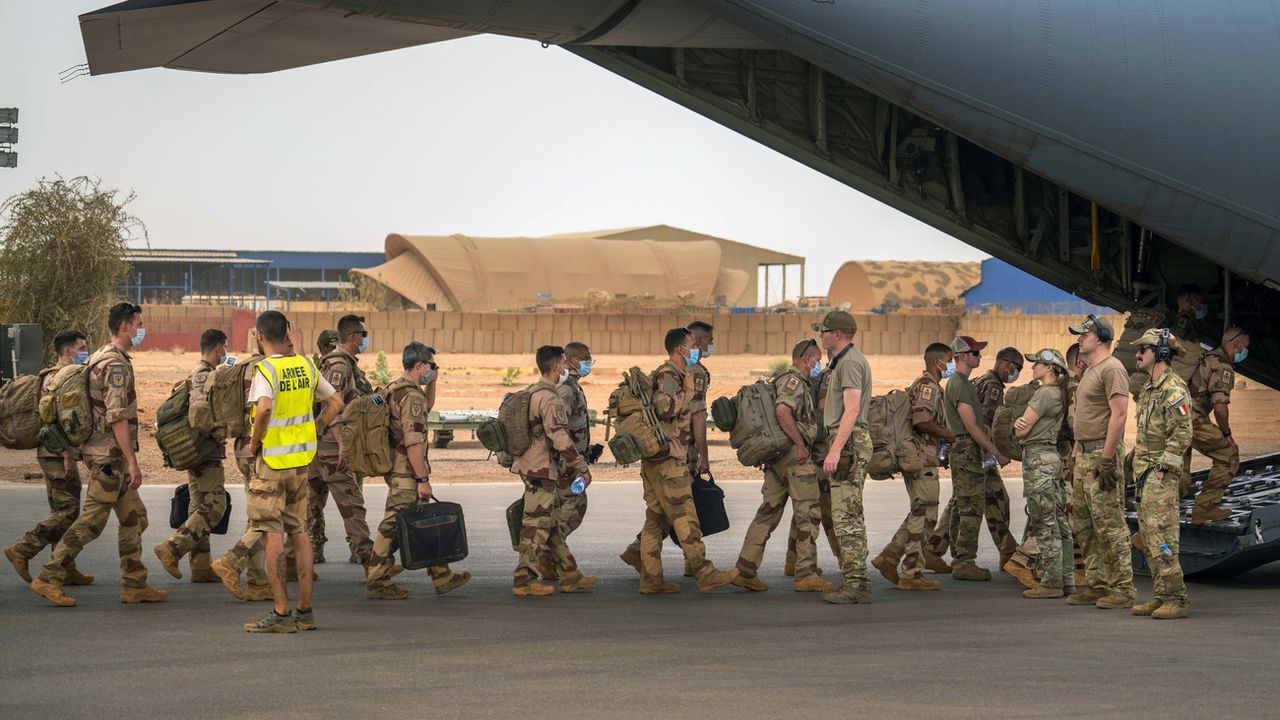 Des militaires français de Barkhane rembarquent dans un avion de transport de troupes au Mali. [Jerome Delay - Keystone/AP Photo]