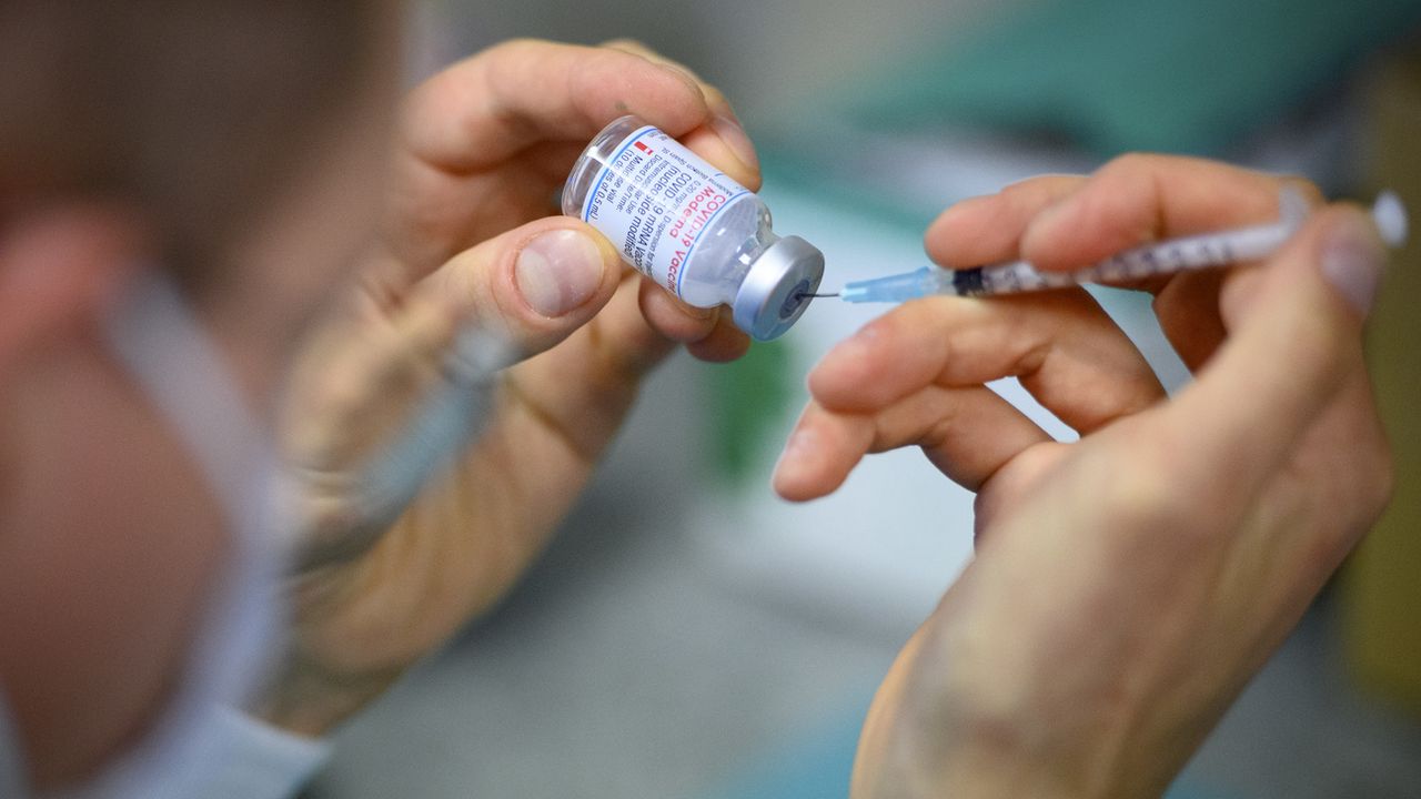 Un préparateur remplit une seringue avec vaccin de Moderna contre le Covid-19 là Montreux le 26 avril 2021. [Laurent Gillieron - Keystone]