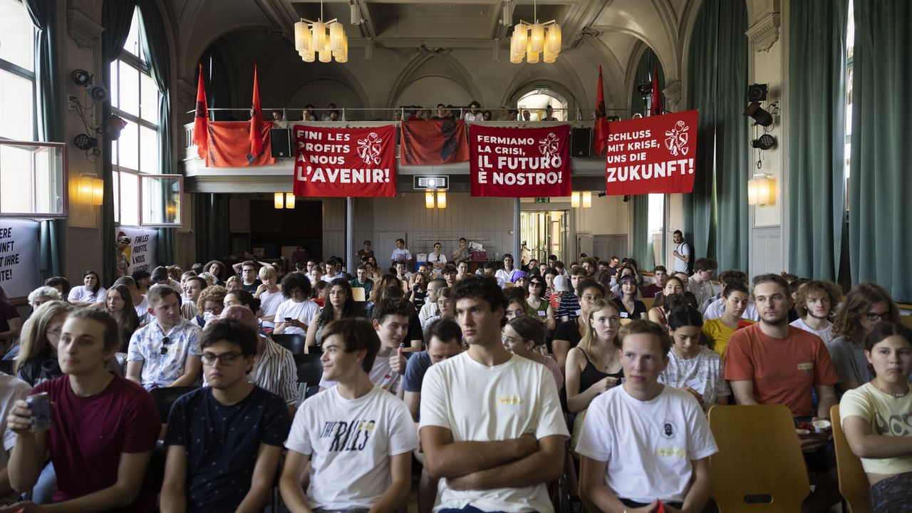 Les membres des Jeunes socialistes suisses en assemblée annuelle, dimanche 19 juin 2022 à Berne. [Peter Klaunzer - KEYSTONE]