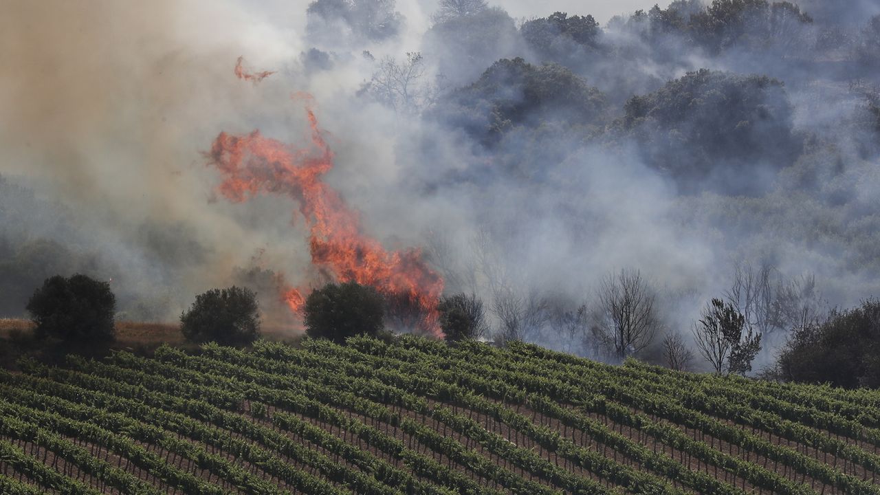 Dimanche 19 juin: des incendies continuent à ravager le nord de l'Espagne, soumis à des températures record. [Villar Lopez - Keystone/EPA]