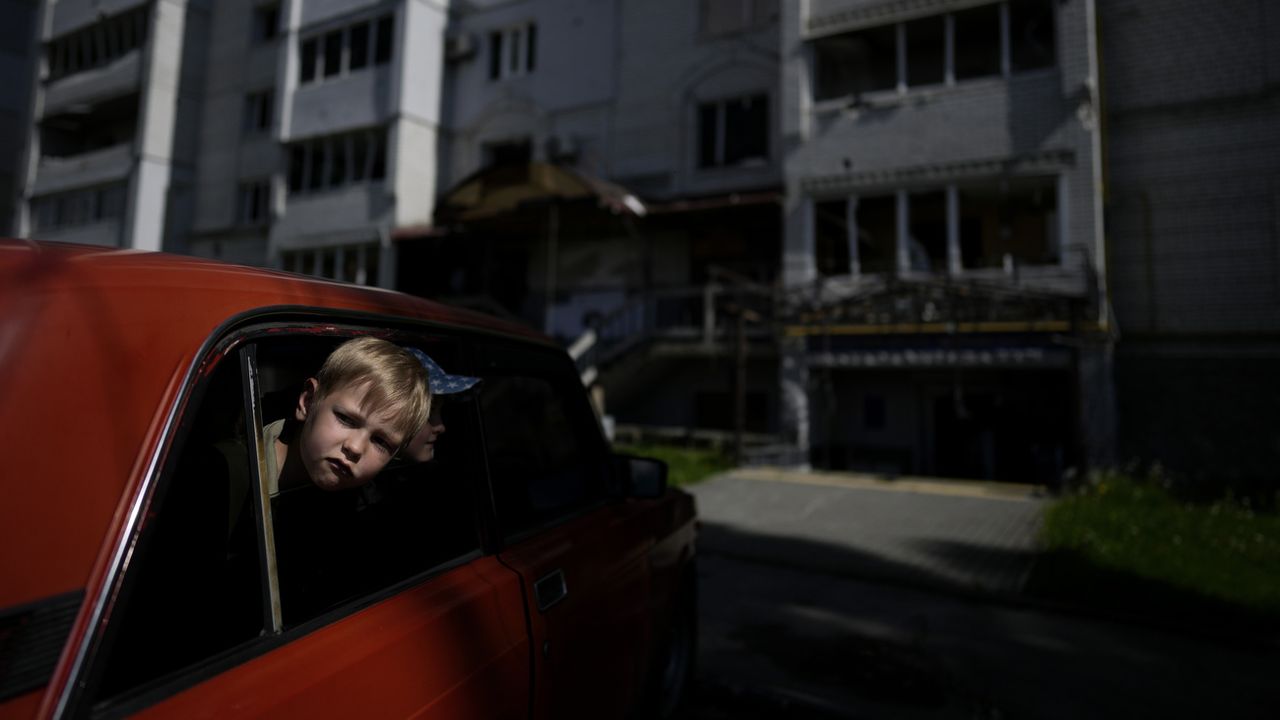 Des centaines de milliers d'enfants ukrainiens seraient amenés en Russie pour y être adoptés. [NATACHA PISARENKO - KEYSTONE]