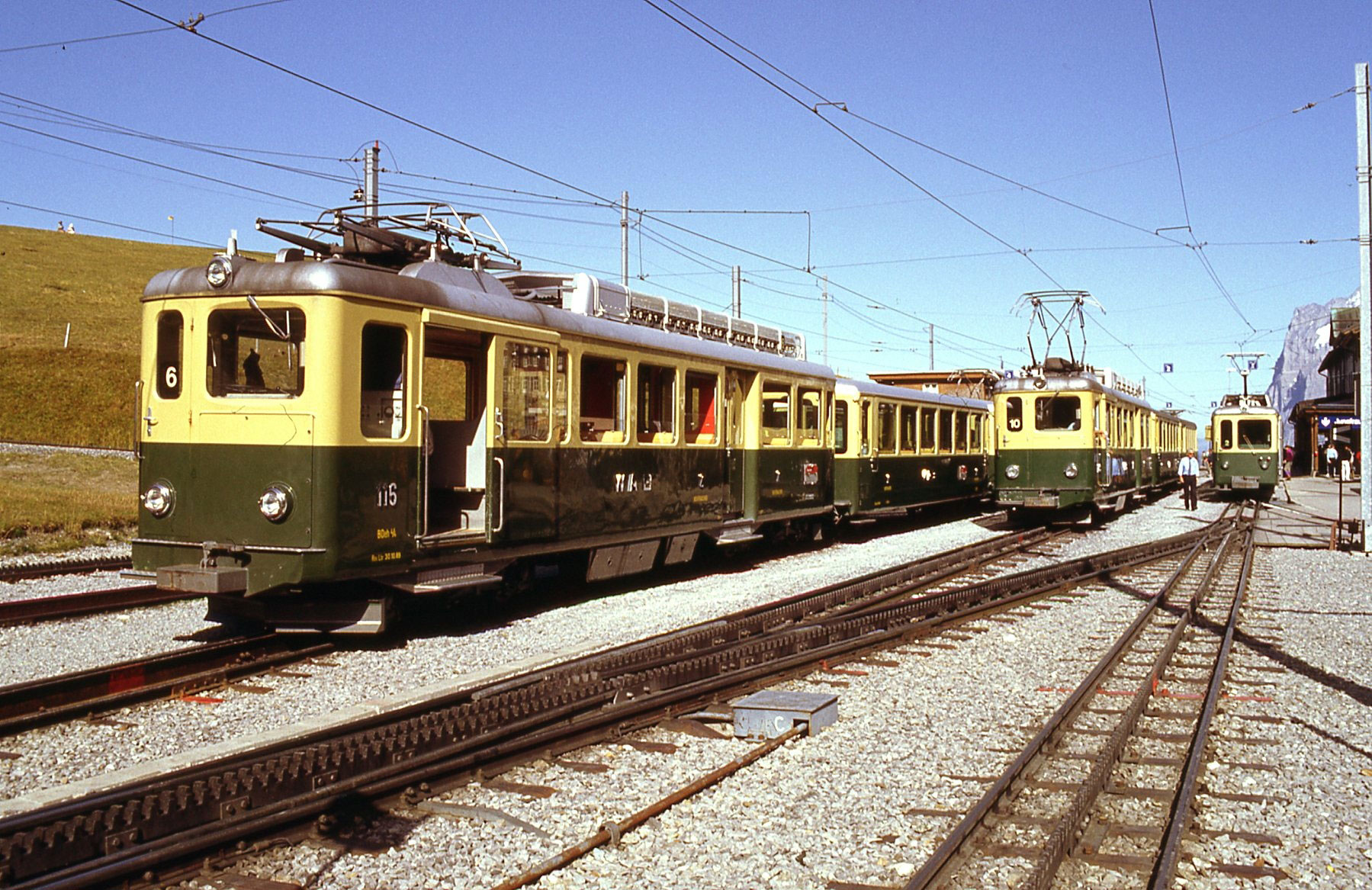 Photo datant des années 1980 de la ligne du Wengernalpbahn, inaugurée en 1893 avec des trains à vapeur. Reliant Lauterbrunnen à Grindelwald, il s'agit de la plus longue ligne à crémaillère d'Europe avec ses 19,1 km.