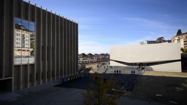 Le nouveau bâtiment du MUDAC et de Photo Elysée, droite, et celui du Musée cantonal des Beaux-Arts, MCBA, gauche, lors des portes ouvertes le dimanche 7 novembre 2021 à Lausanne. [Laurent Gillieron - Keystone]