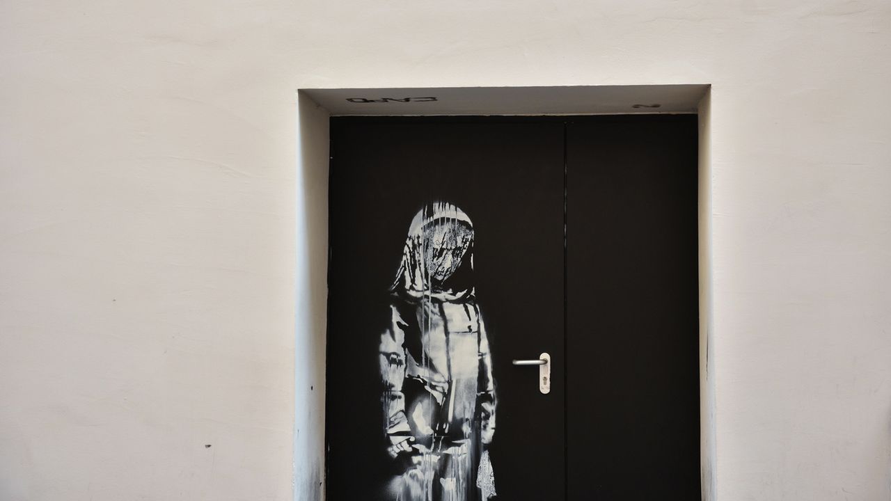 Huit hommes condamnés pour le vol de l'oeuvre de Banksy au Bataclan à Paris. [JULIEN DE ROSA - KEYSTONE]