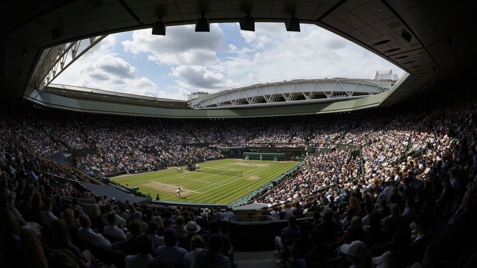 Le central de Wimbledon lors de la finale 2021 entre Novak Djokovic et Matteo Berrettini. [Thomas Lovelock - Keystone]