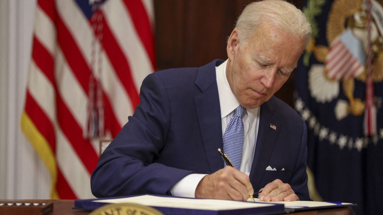 Joe Biden signe la loi pour réguler les armes à feu [Tasos Katopodis - AFP]