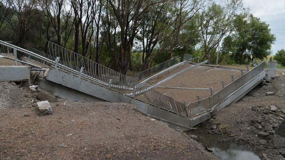 Un pont détruit à l'entrée de Lyssytchansk. [Viktor Antonyuk / Sputnik - afp]