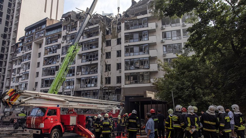 Un immeuble endommagé de la banlieue de Kiev après une frappe russe. [EPA/Roman Pilipey - Keystone]