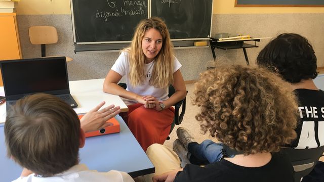 Natasha Shaparieva bénéficie d'un permis S et enseigne le français à de jeunes Ukrainiens  au sein d'un groupe d'accueil à Vallorbe (VD). [Céline Fontannaz - RTS]