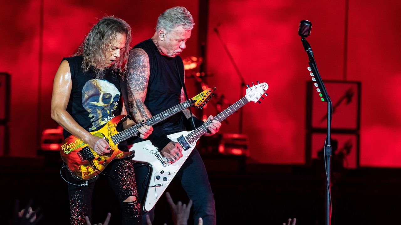 James Hetfield (à droite) et Kirk Hammett du groupe Metallica en concert au Pinkpop festival à Landgraaf au Pays-Bas le 17 juin 2022. [Paul Bergen - ANP/AFP]