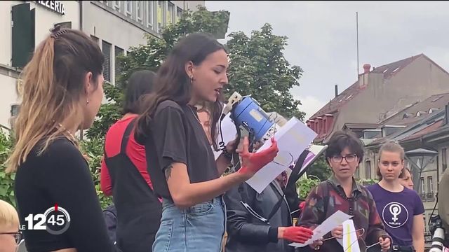 Des mobilisations ont eu lieu mardi dans plusieurs de ville de Suisse, en réaction à la révocation du droit à l'avortement par la Cour suprême des États-Unis. [RTS]