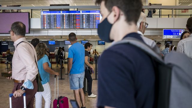 Des passagers à l'aéroport de Genève, le 15 juin 2022.  [Martial Trezzini - Keystone]