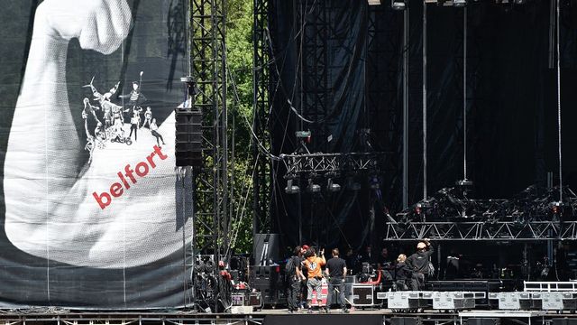 Des techniciens s'affairent sur la structure endommagée de la grande scène du festival Les Eurockéennes à Belfort, le 1er juillet 2022. [Jean-Christophe VERHAEGEN  - AFP]