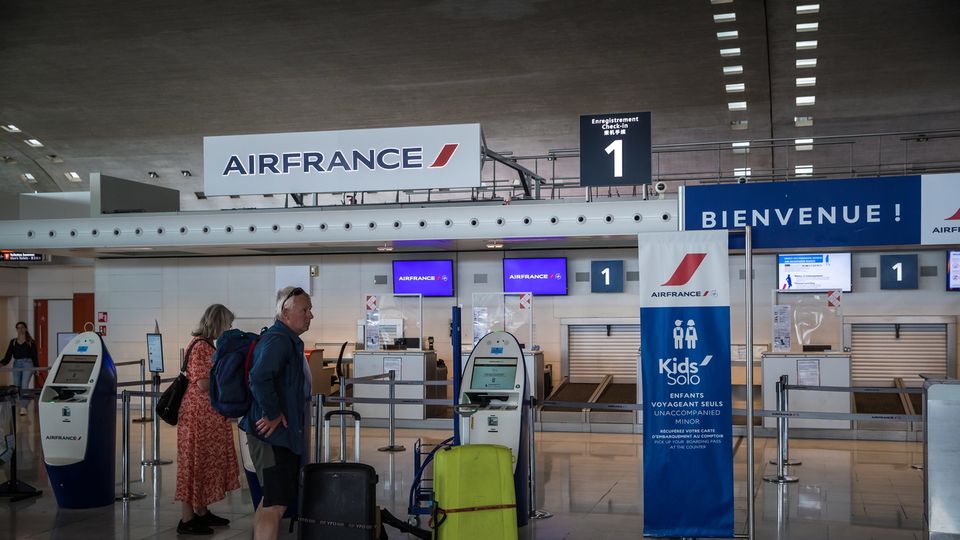 Des dizaines de vols annulés à l'aéroport de Roissy à cause de grèves. [Christophe Petit Tesson - Keystone]