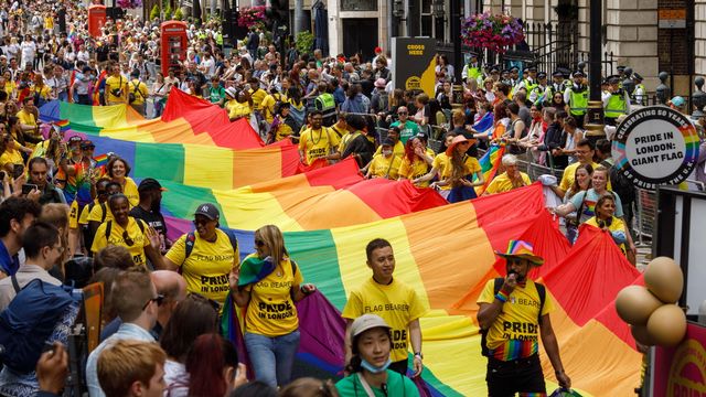 Des participants à la grande Marche des Fiertés à Londres, célébrant le 50ème anniversaire de la manifestation pour les droits des personnes LGBT+, le 2 juillet 2022. [Tim Ireland - EPA/Keystone]