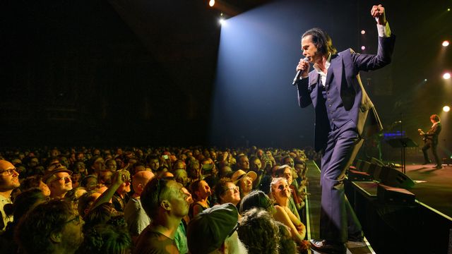 Le chanteur australien Nick Cave sur la scène de l'Auditorium Stravinski au Montreux Jazz Festival, le 2 juillet 2022. [Laurent Gillieron - KEYSTONE]