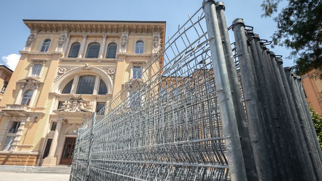 Des barrières de sécurité photographiées au Park Ciani, à Lugano, avant l'Ukraine Recovery Conference qui aura lieu les 4 et 5 juillet.  [Massimo Piccoli - Keystone]