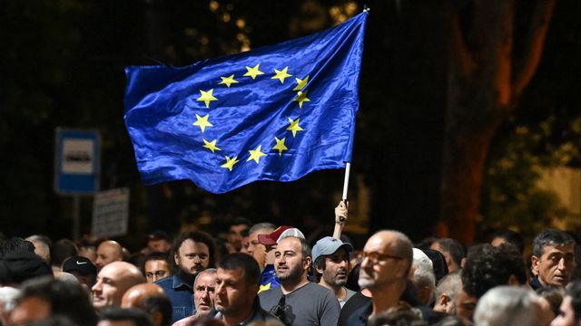 Des dizaines de milliers de pro-européens manifestent à Tbilissi en Géorgie. [VANO SHLAMOV - AFP]