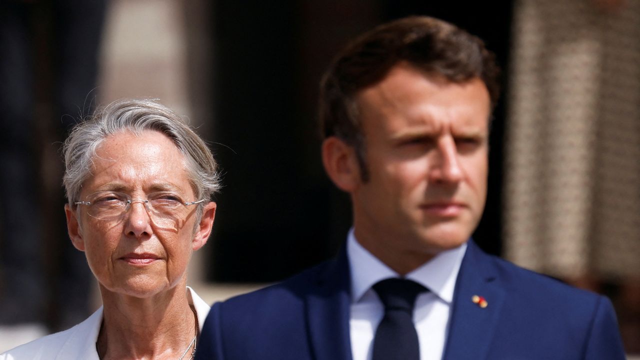 Elisabeth Borne et Emmanuel Macron. [Gonzalo Fuentes - reuters]