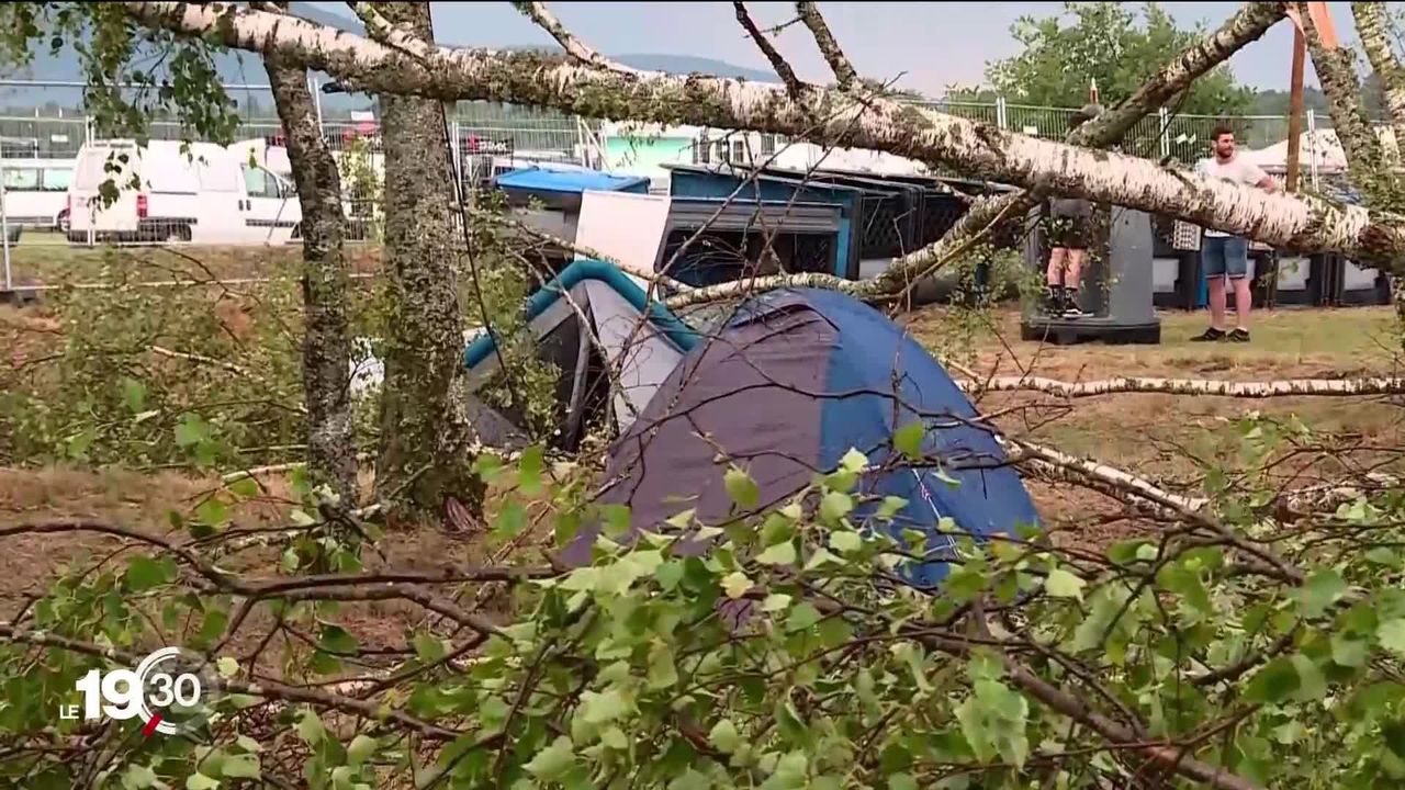 Le site du festival des Eurockéennes de Belfort a été dévasté jeudi soir par de violents orages. [RTS]