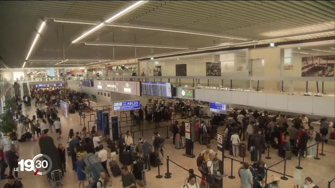 Les vacanciers étaient nombreux au départ ce samedi à l’aéroport de Genève [RTS]